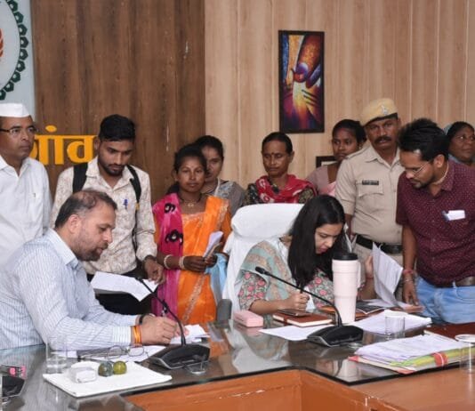 राजनांदगांव : कलेक्टर ने संवेदनशीलपूर्वक जनसामान्य की सुनी शिकायत एवं समस्याएं…
