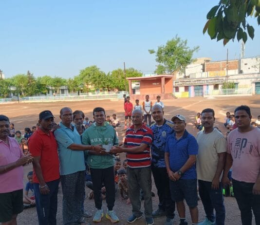 राजनांदगांव : साउथ अफ्रिका की मैराथन में कांस्य जीतने वाले उमेश का चिखली स्कूल में सम्मान…