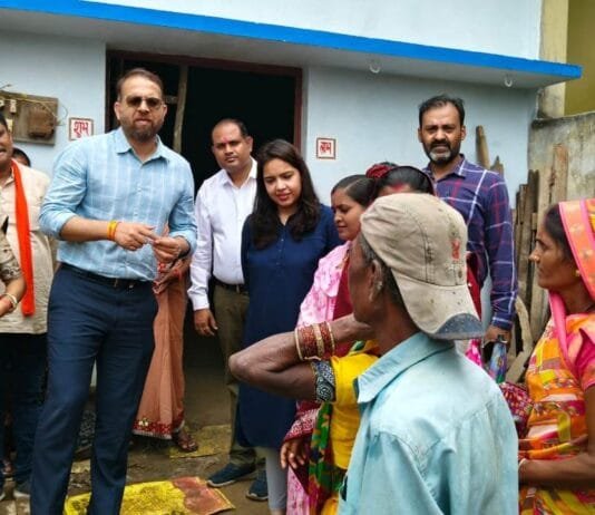 राजनांदगांव : कलेक्टर ने मोर गाँव मोर पानी अभियान अंतर्गत ग्राम पार्रीकला में जल सरंक्षण के लिए सोख्ता गड्ढा निर्माण हेतु किया श्रमदान…