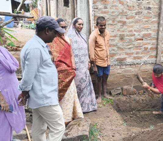 राजनांदगांव : मोर गांव मोर पानी अभियान अंतर्गत ग्राम मोहड़ में बारिश के पानी के संचय एवं भू-जल स्तर में वृद्धि के लिए प्रधानमंत्री आवास योजना-ग्रामीण के हितग्राहियों के आवास में श्रमदान से किया जा रहा सोख्ता गड्ढा निर्माण…