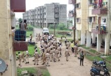 राजनांदगांव : पुलिस द्वारा बाहर से आये मुसाफिरों/फेरी वालों, अवैध अप्रवासी भारतीय तथा गुण्डा बदमाश की पहचान हेतु अभियान चलाकर 125 से अधिक घरों को किया चेक…