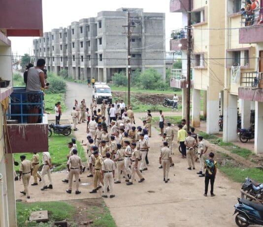 राजनांदगांव : पुलिस द्वारा बाहर से आये मुसाफिरों/फेरी वालों, अवैध अप्रवासी भारतीय तथा गुण्डा बदमाश की पहचान हेतु अभियान चलाकर 125 से अधिक घरों को किया चेक…