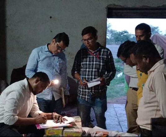 राजनांदगांव : अवैध सितार निर्माण फैक्ट्री में दबिश, दस्तावेज के अभाव में फैक्ट्री सील…