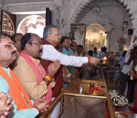 राजनांदगांव : विधानसभा अध्यक्ष ने माँ बम्लेश्वरी मंदिर पहुंचकर प्रदेशवासियों की सुख-समृद्धि एवं खुशहाली की कामना की…