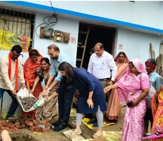 राजनांदगांव : कलेक्टर डॉ. सर्वेश्वर नरेंद्र भूरे पहुँचे पार्रीकला एक आवास एक सोख्ता के तहत सोख्ता गड्ढा का निर्माण कराया गया…