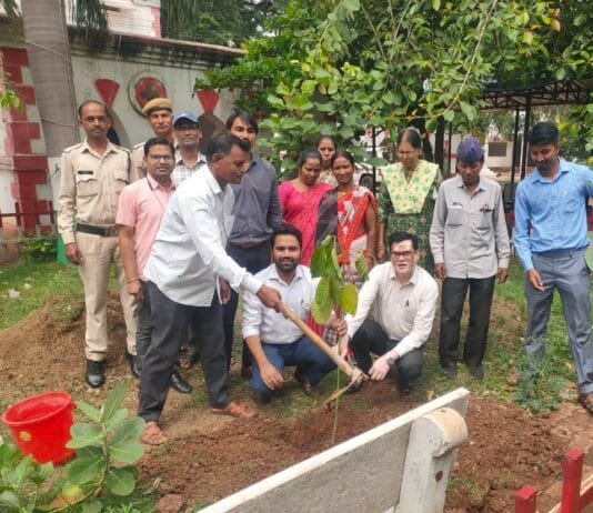 राजनांदगांव : एक पेड़ माँ के नाम अभियान के तहत जिले के सभी शासकीय कार्यालयों में किया गया सघन पौधरोपण…