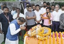 रायपुर : मुख्यमंत्री विष्णु देव साय ने शहीद एएसपी आकाश राव गिरपुंजे के निवास पहुंचकर दी श्रद्धांजलि…