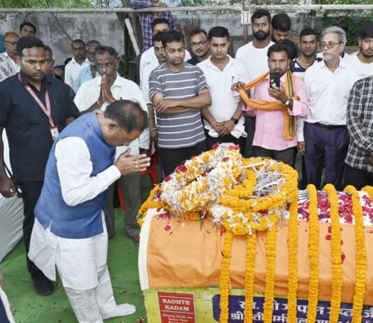 रायपुर : मुख्यमंत्री विष्णु देव साय ने शहीद एएसपी आकाश राव गिरपुंजे के निवास पहुंचकर दी श्रद्धांजलि…