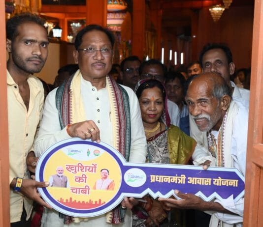 रायपुर : संतु चक्रेस को मिला सपनों का आशियाना, मुख्यमंत्री से पक्के मकान की चाबी पाकर भावुक हुए बुजुर्ग…