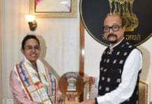 रायपुर : राज्यपाल डेका ने आईएएस सुश्री पूर्वा अग्रवाल का किया सम्मान…