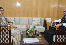 रायपुर : राज्यपाल डेका से खाद्य नागरिक आपूर्ति विभाग के सचिव सुश्री कंगाले ने सौजन्य भेंट की…