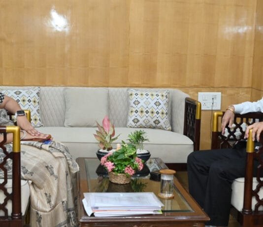 रायपुर : राज्यपाल डेका से खाद्य नागरिक आपूर्ति विभाग के सचिव सुश्री कंगाले ने सौजन्य भेंट की…
