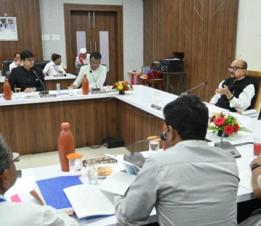 रायपुर : डेका ने जिले के विकास कार्याे का किया अवलोकन एवं जिला स्तरीय अधिकारियों की ली समीक्षा बैठक…