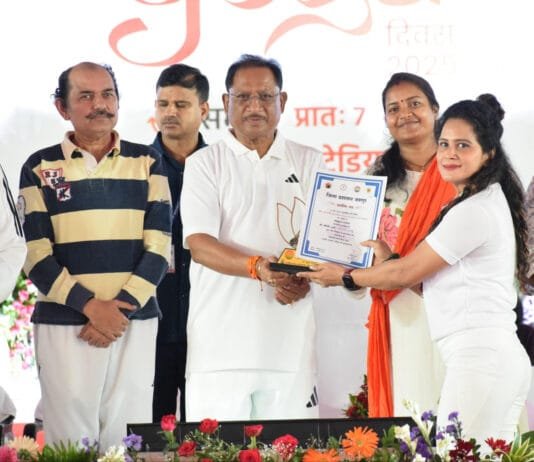 रायपुर : मुख्यमंत्री विष्णु देव साय ने किया योगाभ्यास: जशपुर के रणजीता स्टेडियम में उत्साहपूर्वक मनाया गया अंतरराष्ट्रीय योग दिवस…