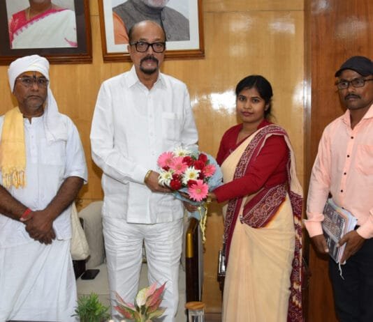 रायपुर : राज्यपाल डेका ने तुलसी शिशु मंदिर कांकेर के विकास के लिए 2 लाख रूपए दिए…