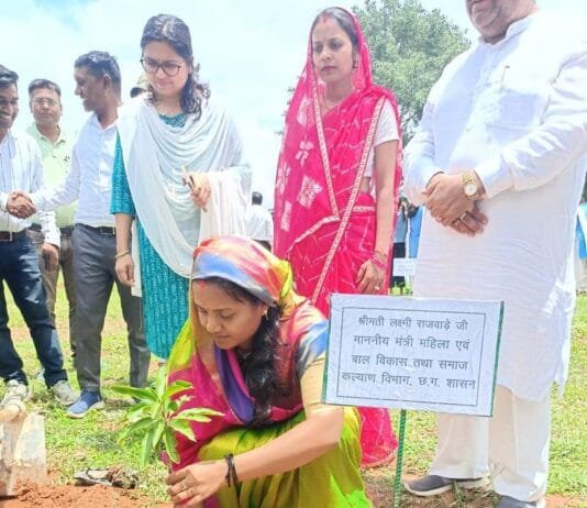 एक पेड़ मां के नाम 2.0: मंत्री लक्ष्मी राजवाड़े ने आम का पौधा लगाकर दिया पर्यावरण संरक्षण का संदेश…