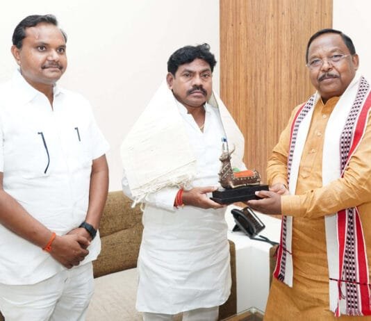 रायपुर : उत्तरप्रदेश के राज्य मंत्री संजय सिंह गौड़ ने मंत्री श्री रामविचार नेताम से की मुलाकात…