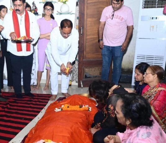 रायपुर : मुख्यमंत्री विष्णु देव साय ने पद्मश्री डॉ. सुरेंद्र दुबे को दी श्रद्धांजलि…