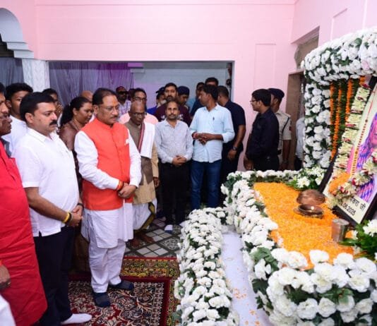 रायपुर : मुख्यमंत्री विष्णु देव साय ने स्वर्गीय बसंती पैंकरा को अर्पित की विनम्र श्रद्धांजलि…