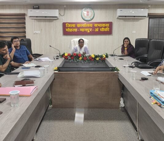 मोहला : धरती आबा जनजातीय ग्राम उत्कर्ष अभियान को लेकर कलेक्टर की अध्यक्षता में समीक्षा बैठक सम्पन्न…