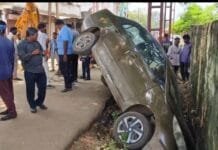 राजनांदगांव गौरी नगर ओवरब्रिज पर हादसा : रेलवे फाटक पार करते ही अनियंत्रित होकर नाले में गिरी कार, चालक बाल-बाल बचा…