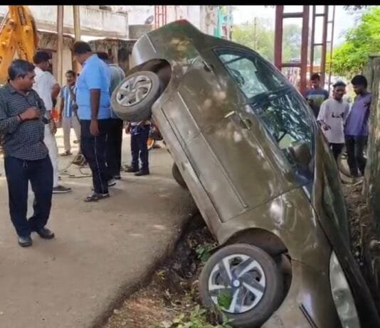 राजनांदगांव गौरी नगर ओवरब्रिज पर हादसा : रेलवे फाटक पार करते ही अनियंत्रित होकर नाले में गिरी कार, चालक बाल-बाल बचा…