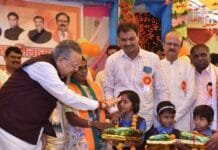 राजनांदगांव: विधानसभा अध्यक्ष ने नव प्रवेशी बच्चों को तिलक लगाकर और मीठा खिलाकर कराया शाला प्रवेश…