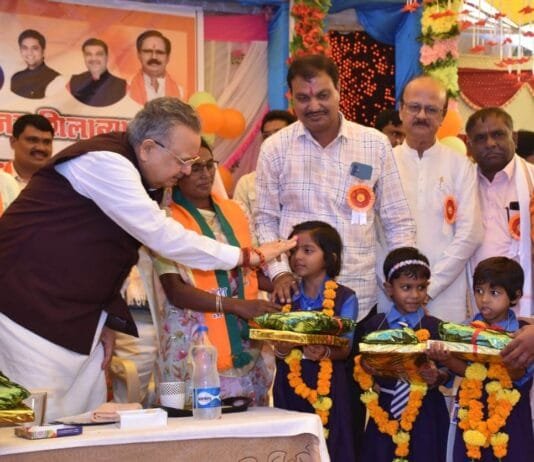राजनांदगांव: विधानसभा अध्यक्ष ने नव प्रवेशी बच्चों को तिलक लगाकर और मीठा खिलाकर कराया शाला प्रवेश…
