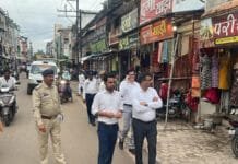 राजनांदगांव : आयुक्त, एस.डी.एम., एएसपी सहित प्रशासन की टीम शहर के प्रमुख मार्गो में किया पैदल भ्रमण…