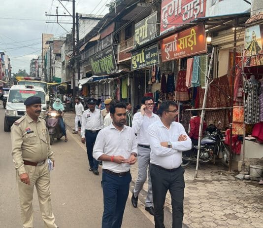 राजनांदगांव : आयुक्त, एस.डी.एम., एएसपी सहित प्रशासन की टीम शहर के प्रमुख मार्गो में किया पैदल भ्रमण…