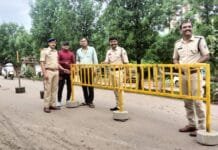 राजनांदगांव : चिखली खैरागढ़ रोड राजनांदगाँव रेलवे ओवरब्रिज में पुलिस विभाग और सार्वजनिक समिति के द्वारा लगाया गया रेलिंग बेरीगेट…