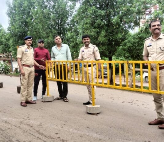 राजनांदगांव : चिखली खैरागढ़ रोड राजनांदगाँव रेलवे ओवरब्रिज में पुलिस विभाग और सार्वजनिक समिति के द्वारा लगाया गया रेलिंग बेरीगेट…