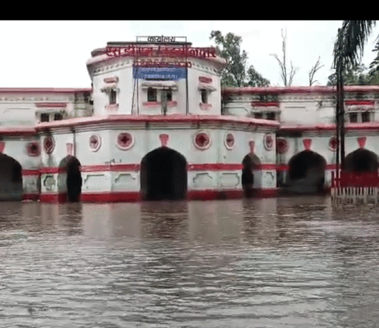 राजनांदगांव : तीन दिनों की लगातार बारिश से शहर के कई क्षेत्रों में गली-मोहल्लों और सड़कों तक भरा पानी…