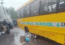 राजनांदगांव : रॉन्ग साइड से आई स्कूल बस की टक्कर से युवती की मौत…