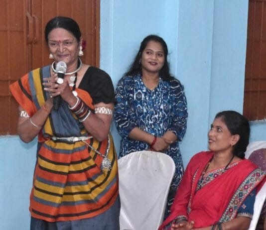 राजनांदगांव : 62 वर्षीय जेसीबी दीदी दमयंती सोनी जेसीबी, चेन माउंटेन और हाईवा जैसी भारी मशीनरी वाहनों को आसानी से ऑपरेट कर दे रही अपनी कौशल और साहस का परिचय…