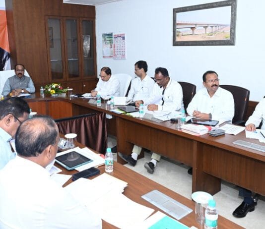 रायपुर : दिसम्बर तक सभी सड़कों को करें गड्ढामुक्त – अरुण साव…