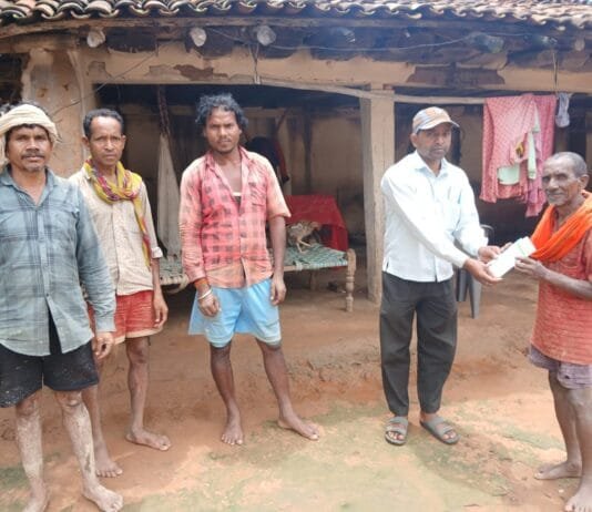 रायपुर : धरती आबा अभियान से आदिवासी परिवारों को मिल रही योजनाओं की सौगात…