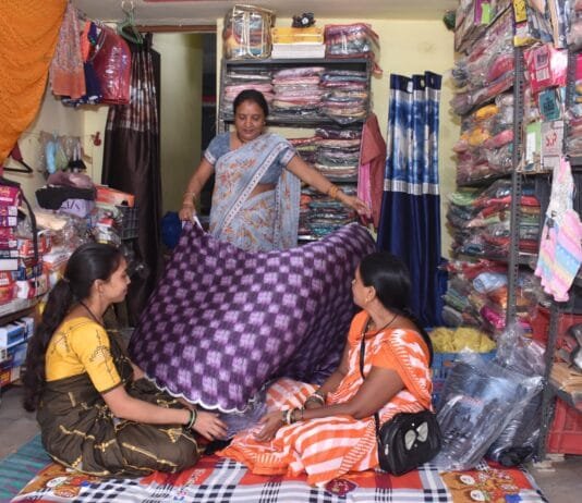 राजनांदगांव : लखपति दीदी कुसुम साहू रेडिमेड कपड़ा दुकान एवं अगरबत्ती निर्माण व पैकेजिंग से बनी सफल उद्यमी…