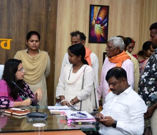 राजनांदगांव : सीईओ जिला पंचायत ने जनदर्शन में सुनी जनसामान्य की समस्याएं…