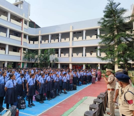 राजनांदगांव : शहर के स्कूली बच्चों को 18 वर्ष से पहले मोटरसाइकिल नहीं चलाने हेतु पुलिस द्वारा किया जागरूक…