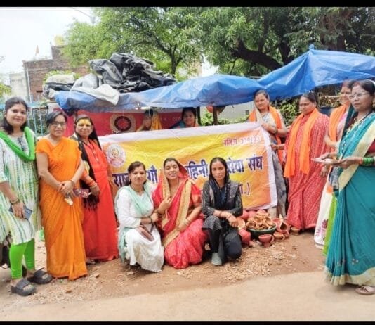 राजनांदगांव : गौ रक्षा वाहिनी संघ ने कुम्हारों का तिलक और भगवा गमछा पहना कर किया सम्मान…