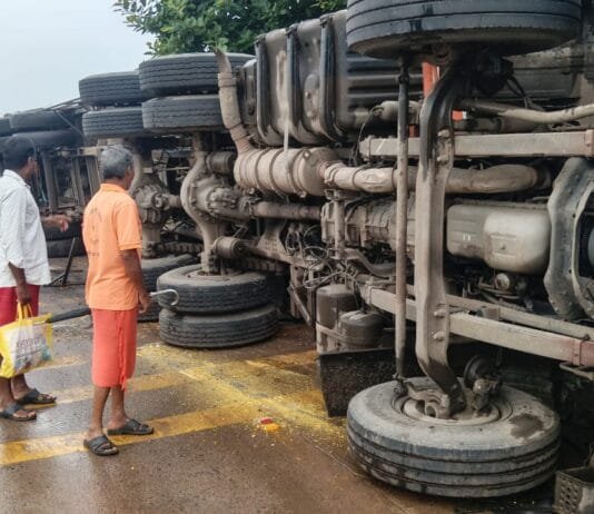 VISION TIMES: खड़े मेटाडोर को ट्रक ने मारी जबरदस्त टक्कर, दोनों वाहन पलटे…