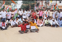 VISION TIMES: यात्री बस के सामने लेटकर किया प्रदर्शन व नारेबाजी…