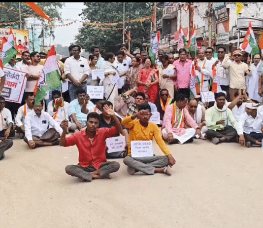 VISION TIMES: यात्री बस के सामने लेटकर किया प्रदर्शन व नारेबाजी…