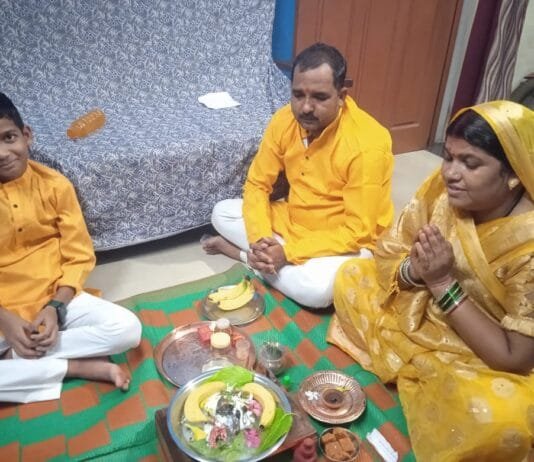 राजनांदगांव : मिट्टी का शिवलिंग बनाकर दूध, जल, दही, शहद से किया अभिषेक…