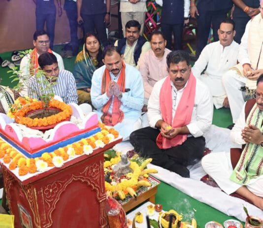 रायपुर : मुख्यमंत्री निवास में हरेली उत्सव: साय ने गौरी-गणेश, नवग्रह की पूजा कर भगवान शिव का किया अभिषेक…