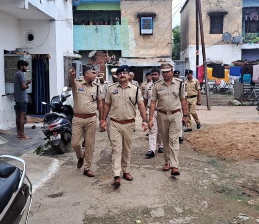 राजनांदगांव : बाहर से आये मुसाफिरों, फेरी वालों की पहचान के लिए श्रृष्टी कॉलोनी अटल आवास बसंतपुर में चलाया गया विशेष अभियान…