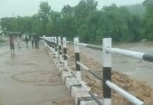 खैरागढ़ में खतरे के बीच लापरवाही: पुल पर बह रही नदी, फिर भी लोग कर रहे आवागमन…