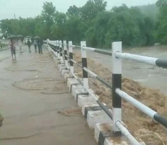 खैरागढ़ में खतरे के बीच लापरवाही: पुल पर बह रही नदी, फिर भी लोग कर रहे आवागमन…