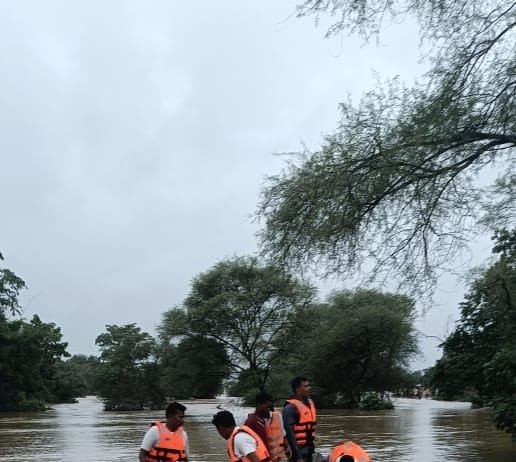 राजनांदगांव : घोटिया में एक घर बाढ़ में बह जाने से उनके परिवार के पांच लोगो को रेस्क्यू कर सही सलामत निकाला…